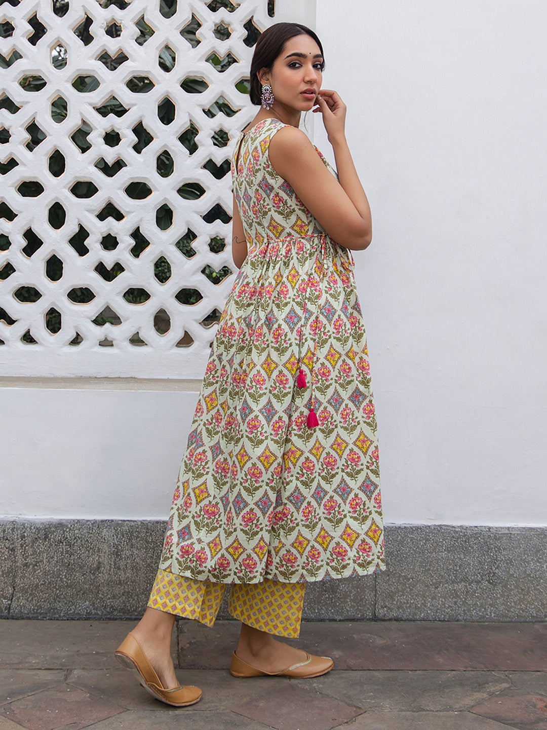 Janasya Light Green Cambric Ethnic Motifs Kurta & Bottom