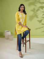 Janasya Straight Cotton Cambric Yellow Ethnic Motifs Round Neck Tunic