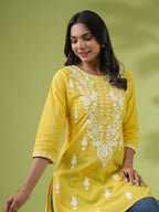 Janasya Straight Cotton Cambric Yellow Ethnic Motifs Round Neck Tunic
