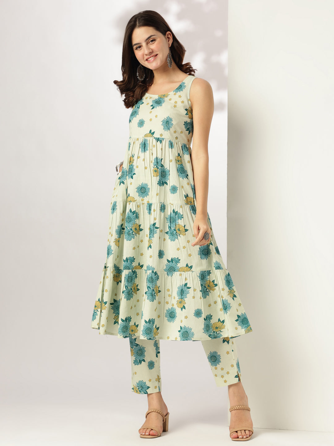 Janasya Light Cotton Floral Tiered Kurta Set