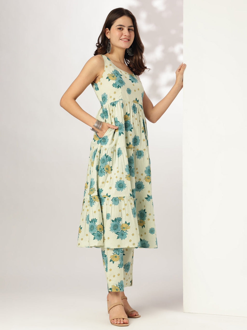 Janasya Light Cotton Floral Tiered Kurta Set