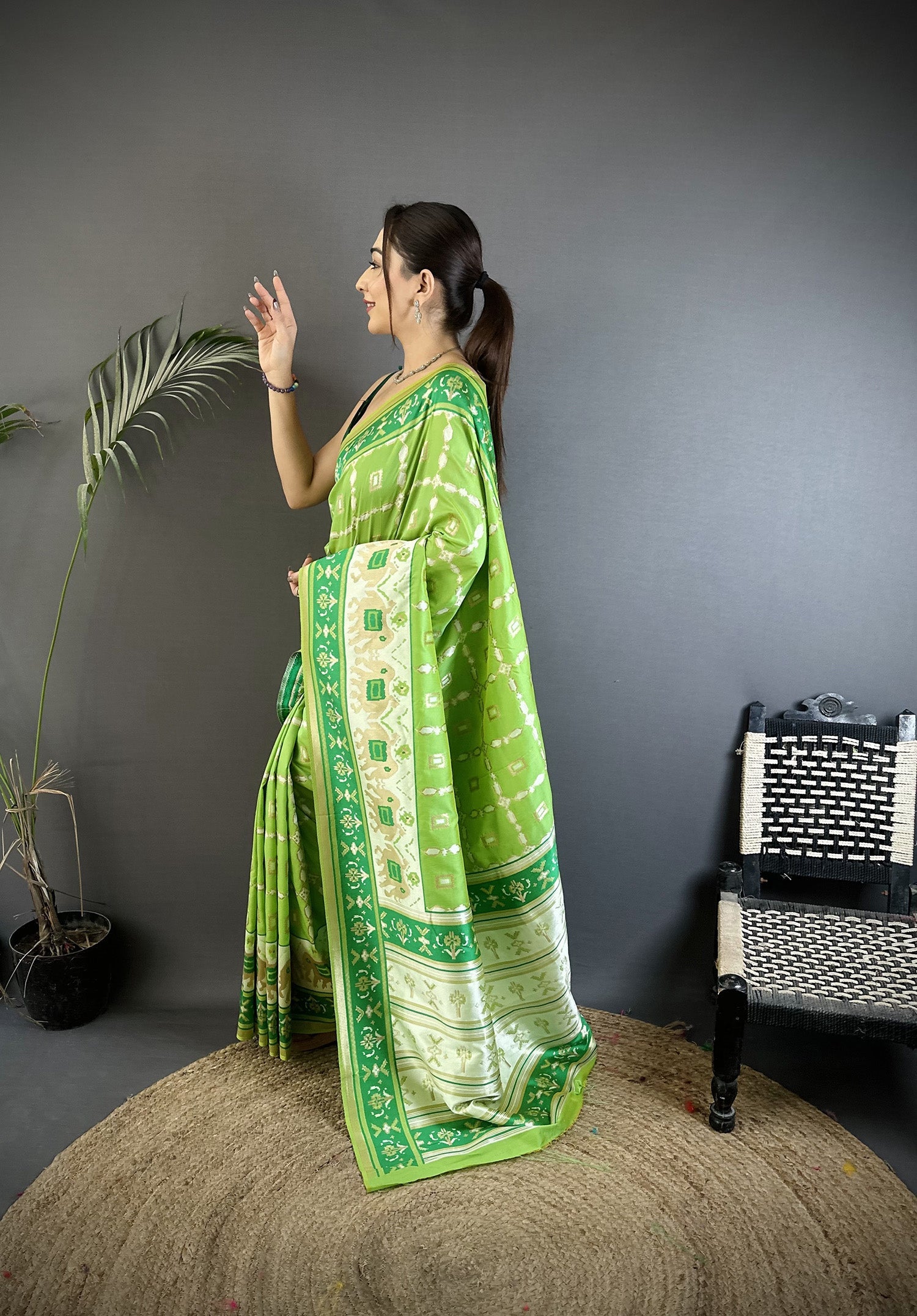 Joban Fashion Pear Green Banarasi Silk Motifs Inspired By Nature Saree - Distacart