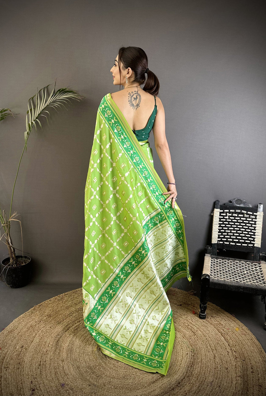 Joban Fashion Pear Green Banarasi Silk Motifs Inspired By Nature Saree - Distacart