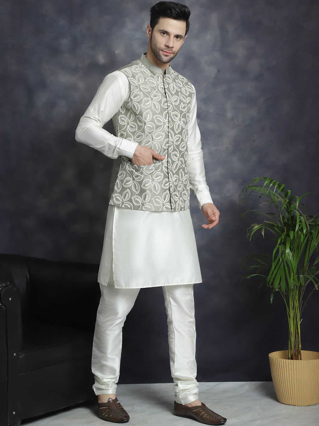 Jompers Men's embroidered Nehru Jacket - Pista
