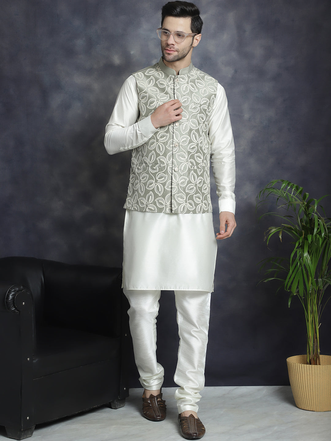 Jompers Men's embroidered Nehru Jacket - Pista
