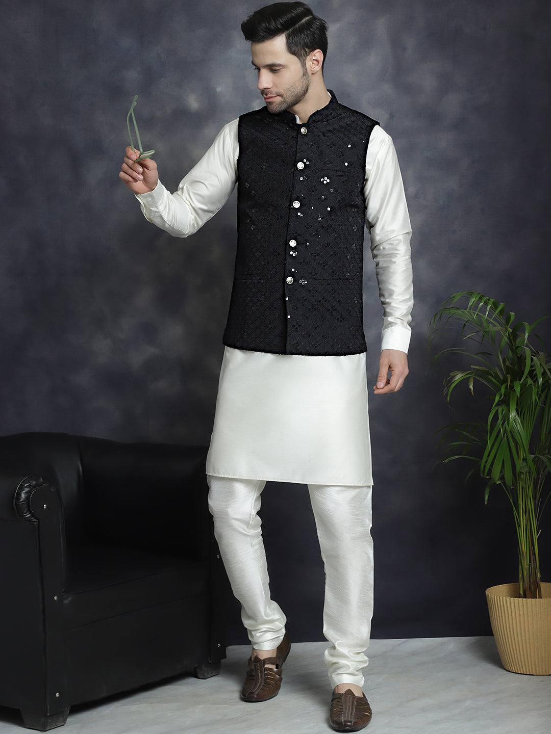 Jompers Men's embroidered and sequins Nehru Jacket - Black