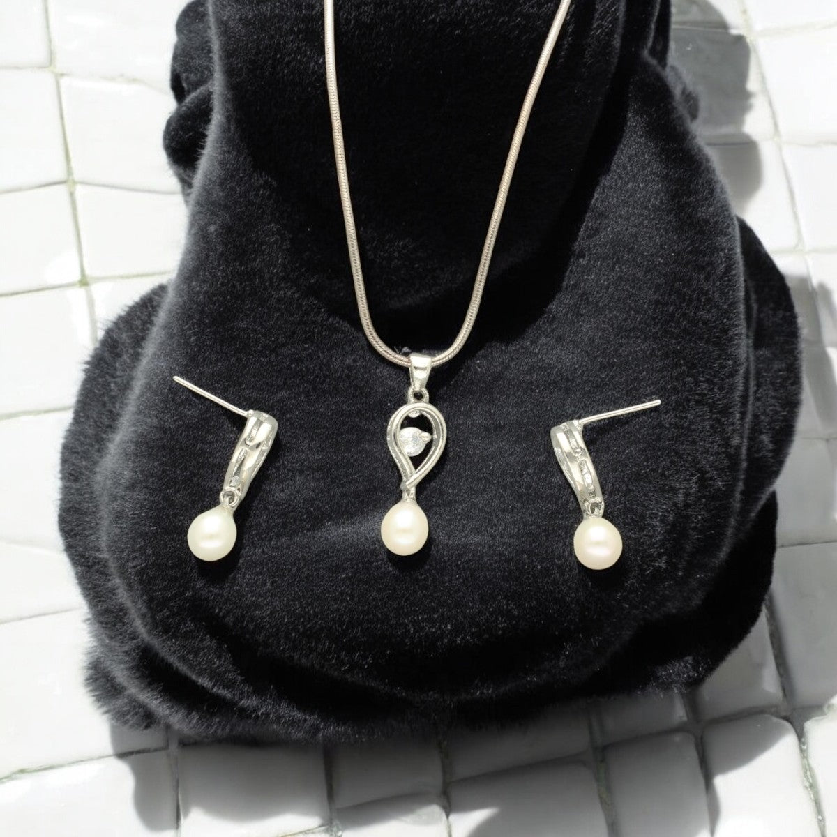 J Pearls Amora Pearl Pendant Set