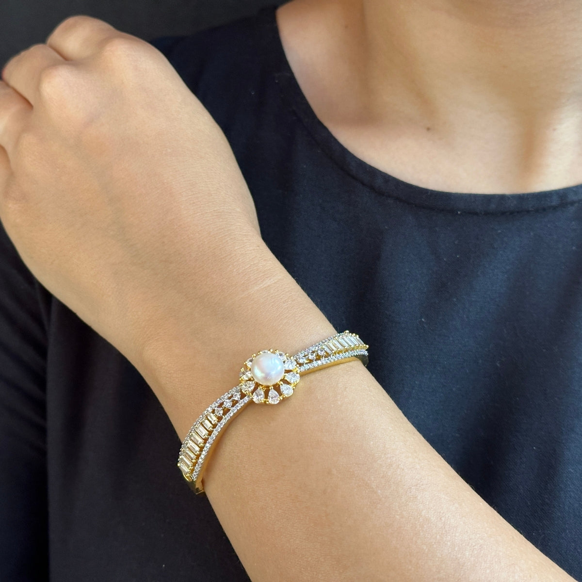 J Pearls Luxe Reign Pearl Bracelet - Distacart