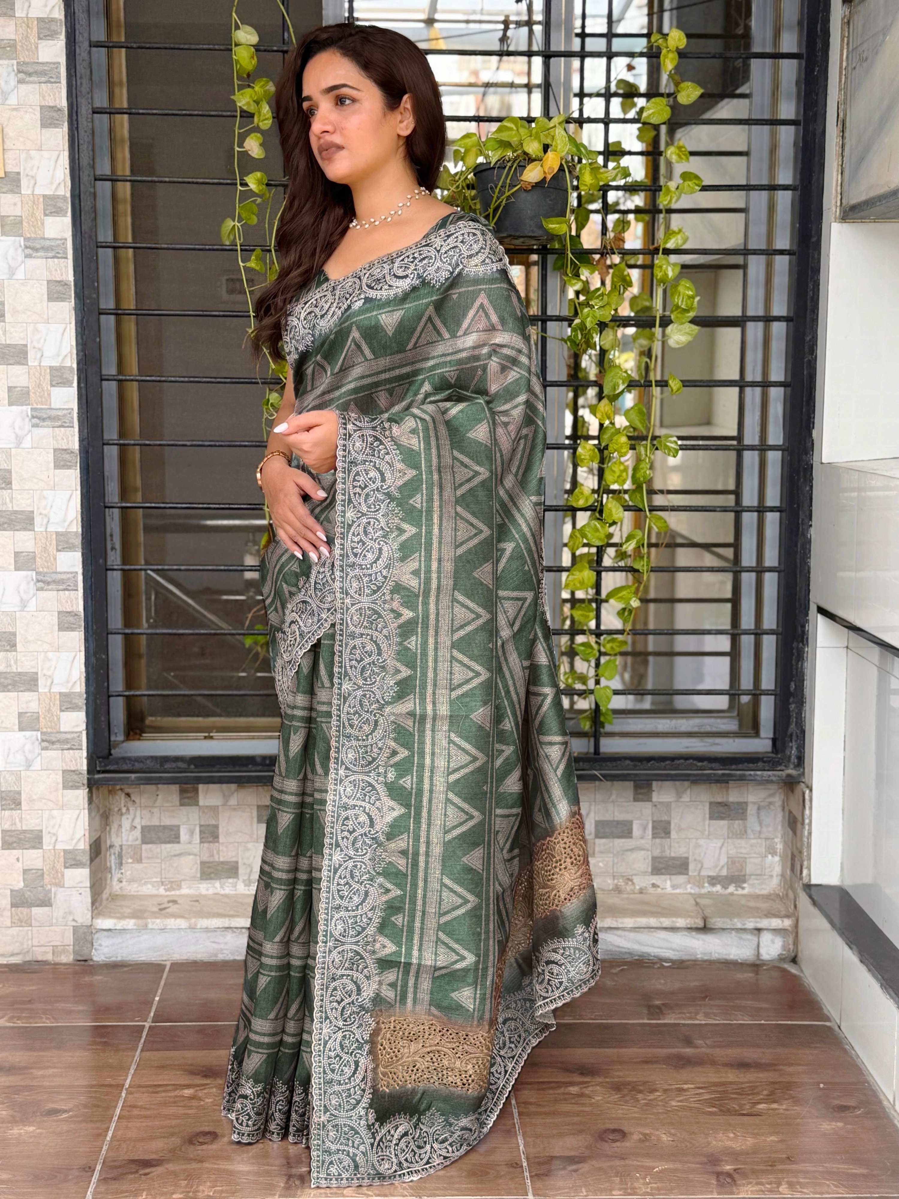 Evanik Green Kashmiri Style Digital Printed Saree With Unstitched Blouse - Distacart