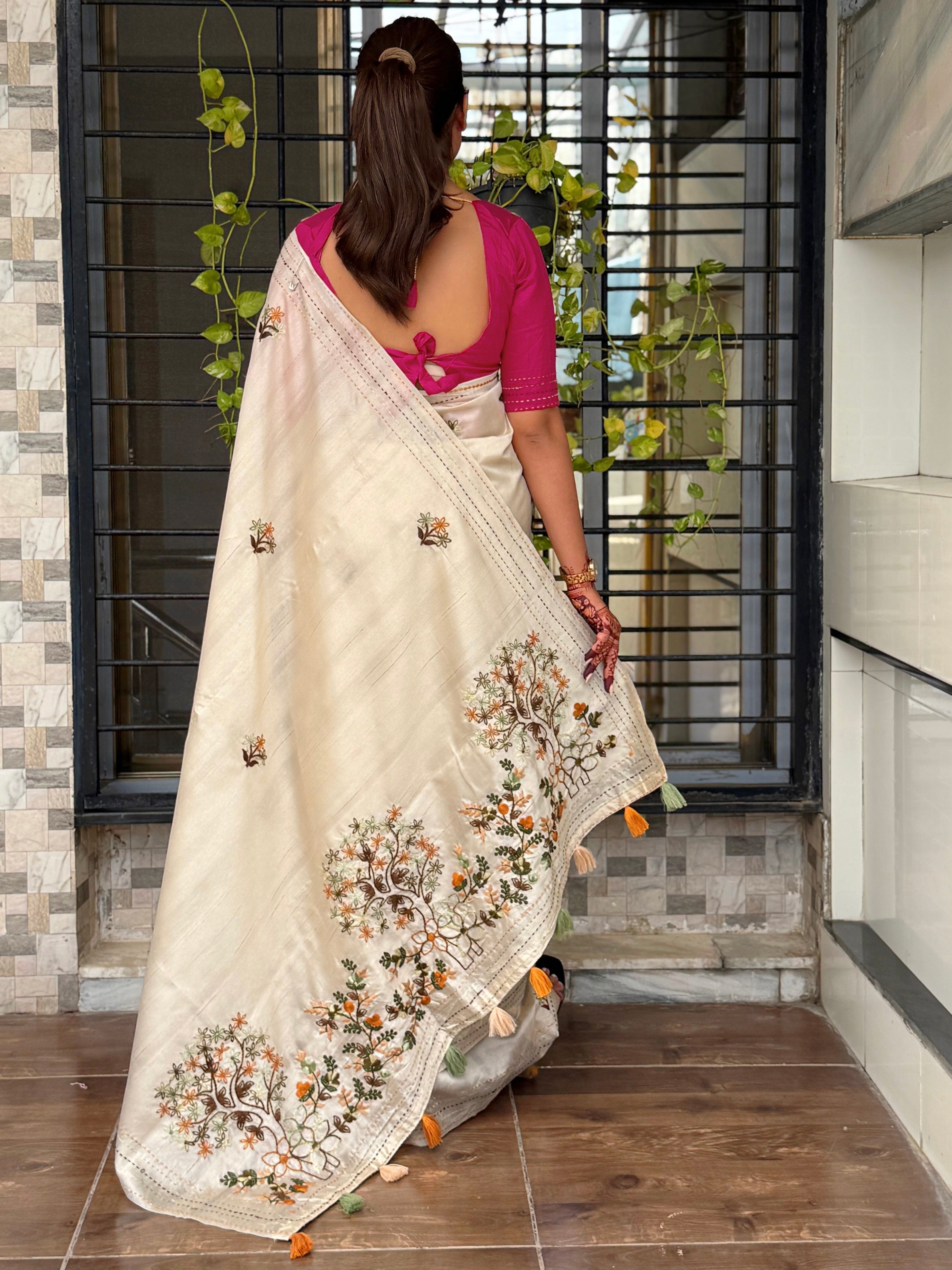 Evanik Cream Kashmiri Style Thread Embroidered Work Saree With Unstitched Blouse - Distacart