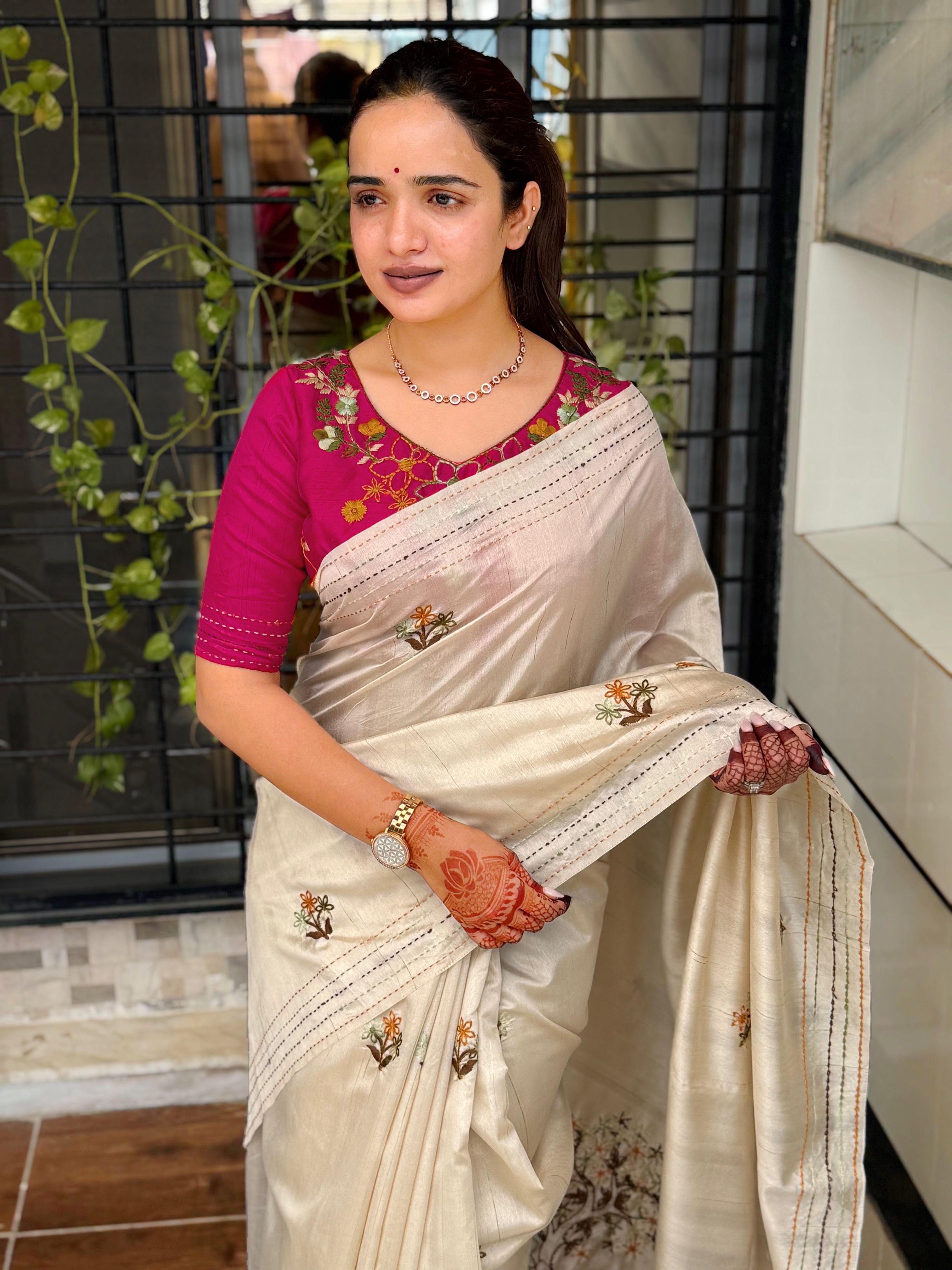 Evanik Cream Kashmiri Style Thread Embroidered Work Saree With Unstitched Blouse - Distacart