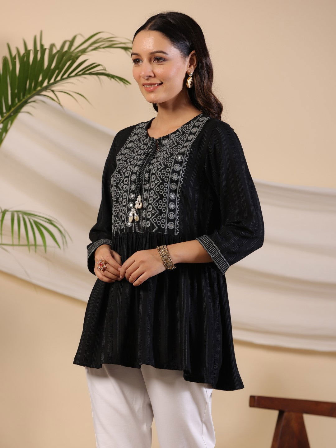 Juniper Women's Black Geometric Printed Rayon Tunic With Thread Work