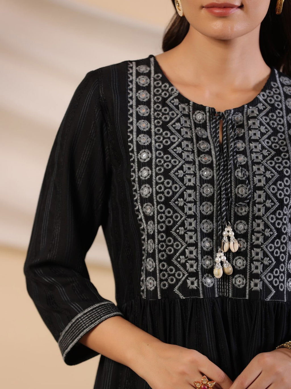Juniper Women's Black Geometric Printed Rayon Tunic With Thread Work