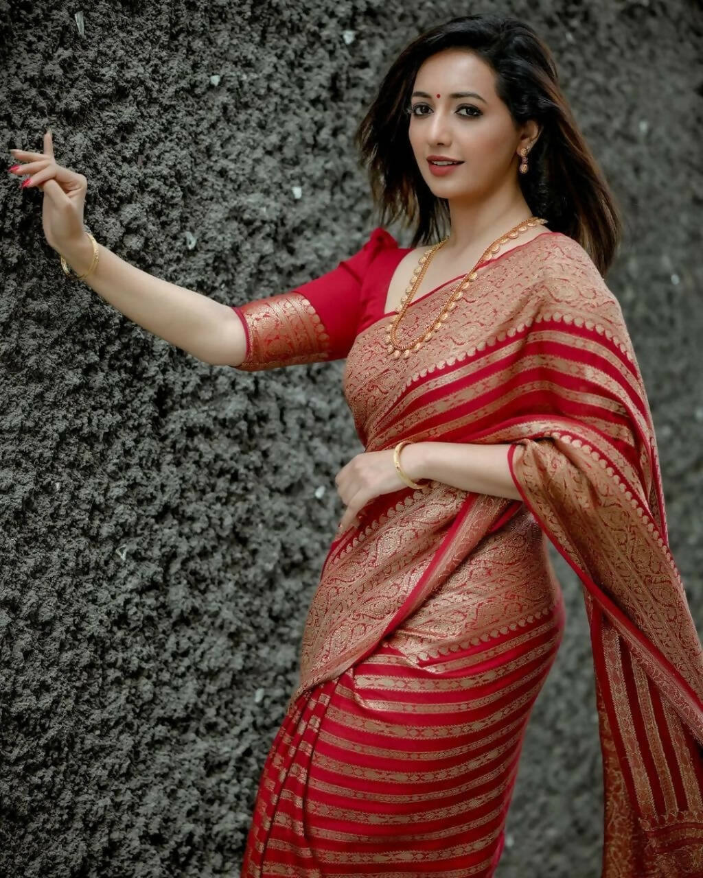 DEIANA'S Beautiful Designer Golden zari Soft Lichi Silk Saree - Red