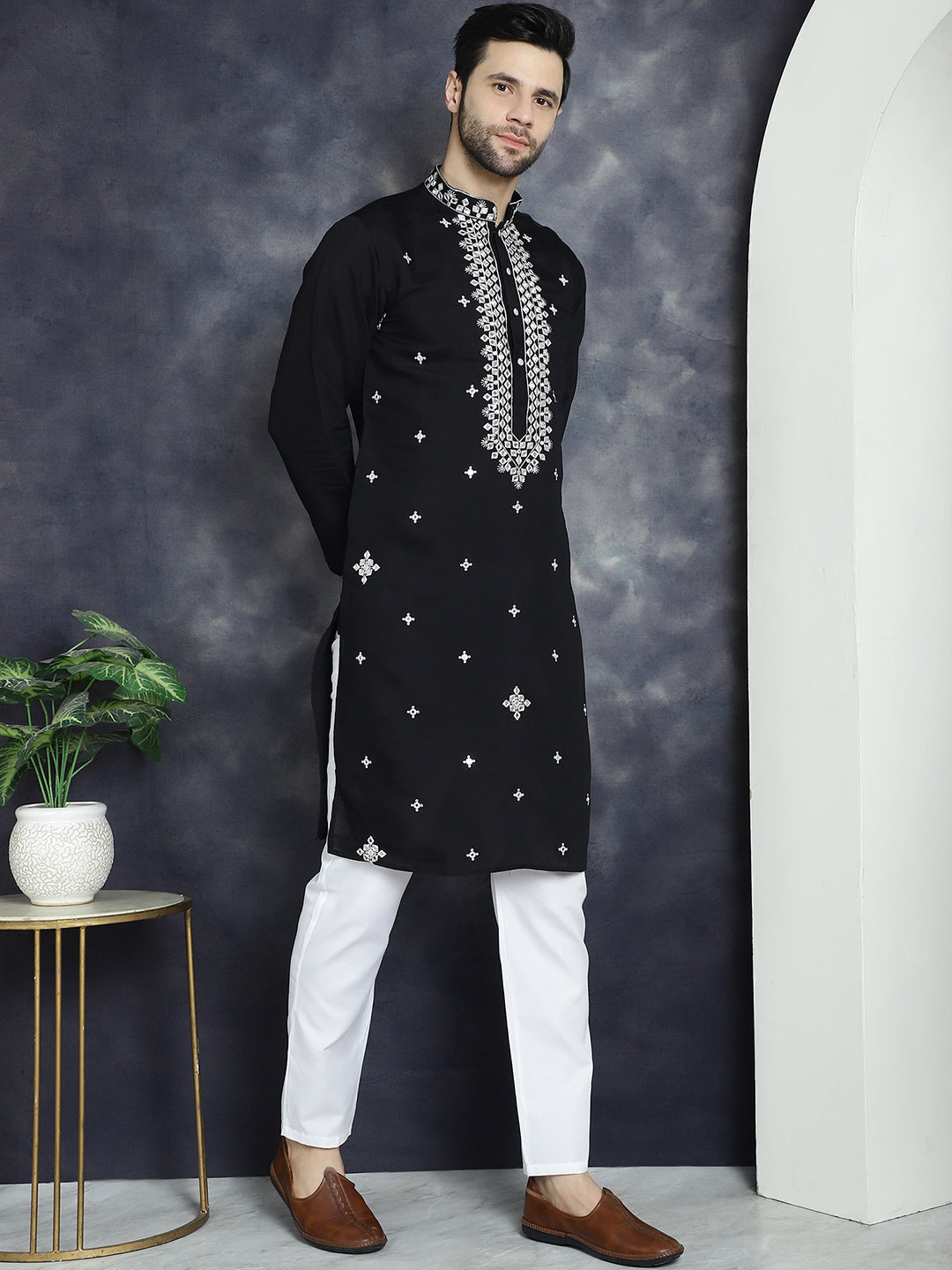 Jompers Men's Embroidered Kurta - Black