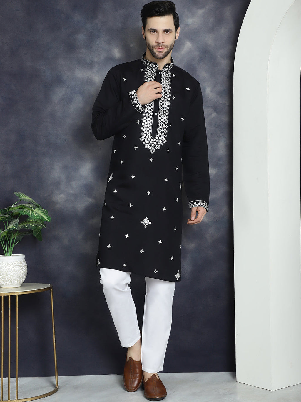 Jompers Men's Embroidered Kurta - Black