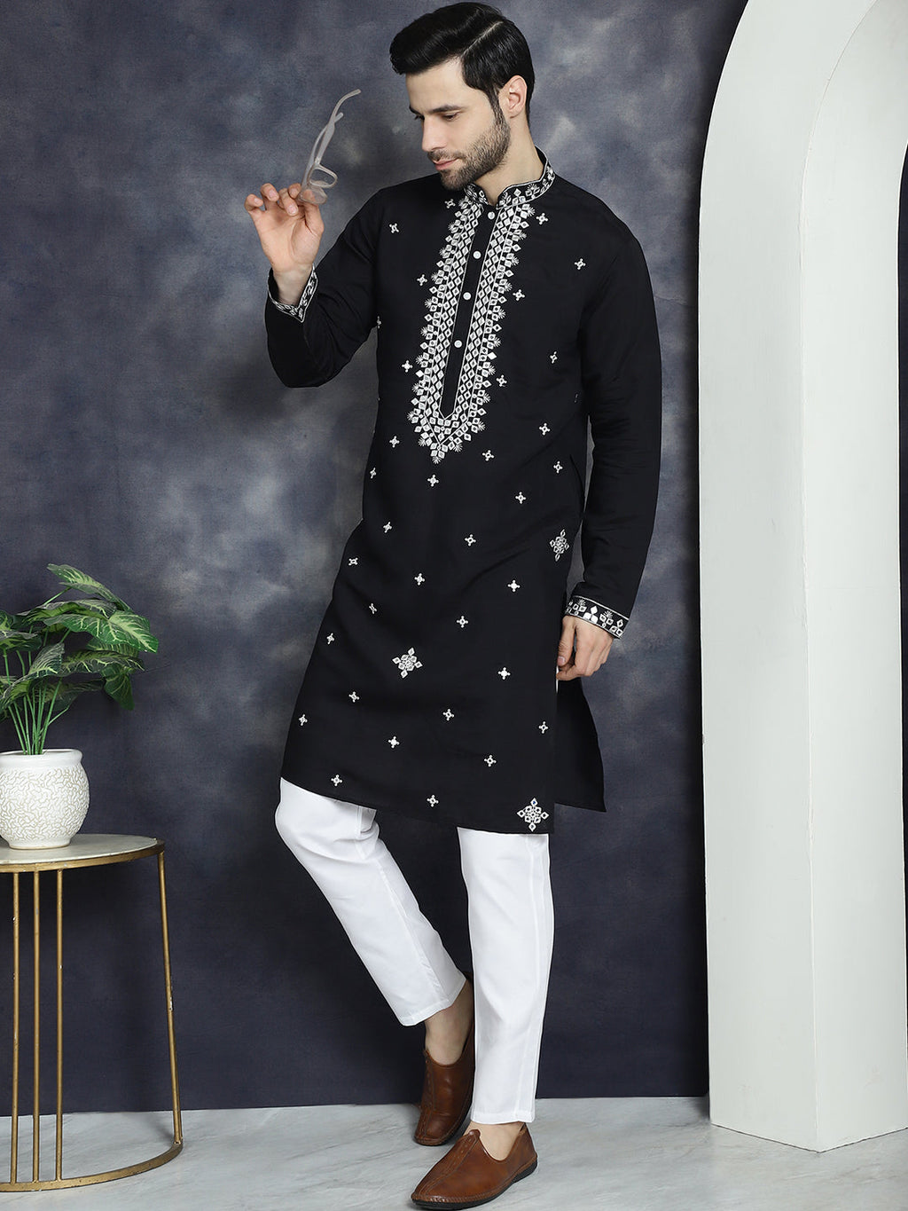 Jompers Men's Embroidered Kurta - Black