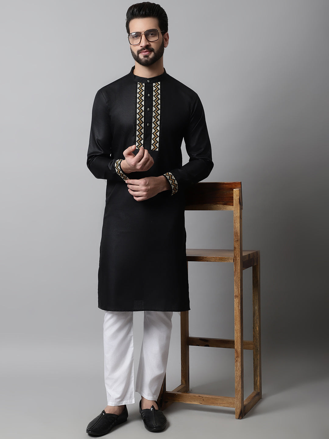 Jompers Men's Black Embroidered Kurta