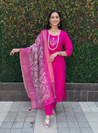 Vedant Vastram Kurta Pant Set With Dupatta Having Beautiful Handwork - Pink