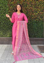 Vedant Vastram Kurta Pant Set With Dupatta Having Beautiful Handwork - Peach