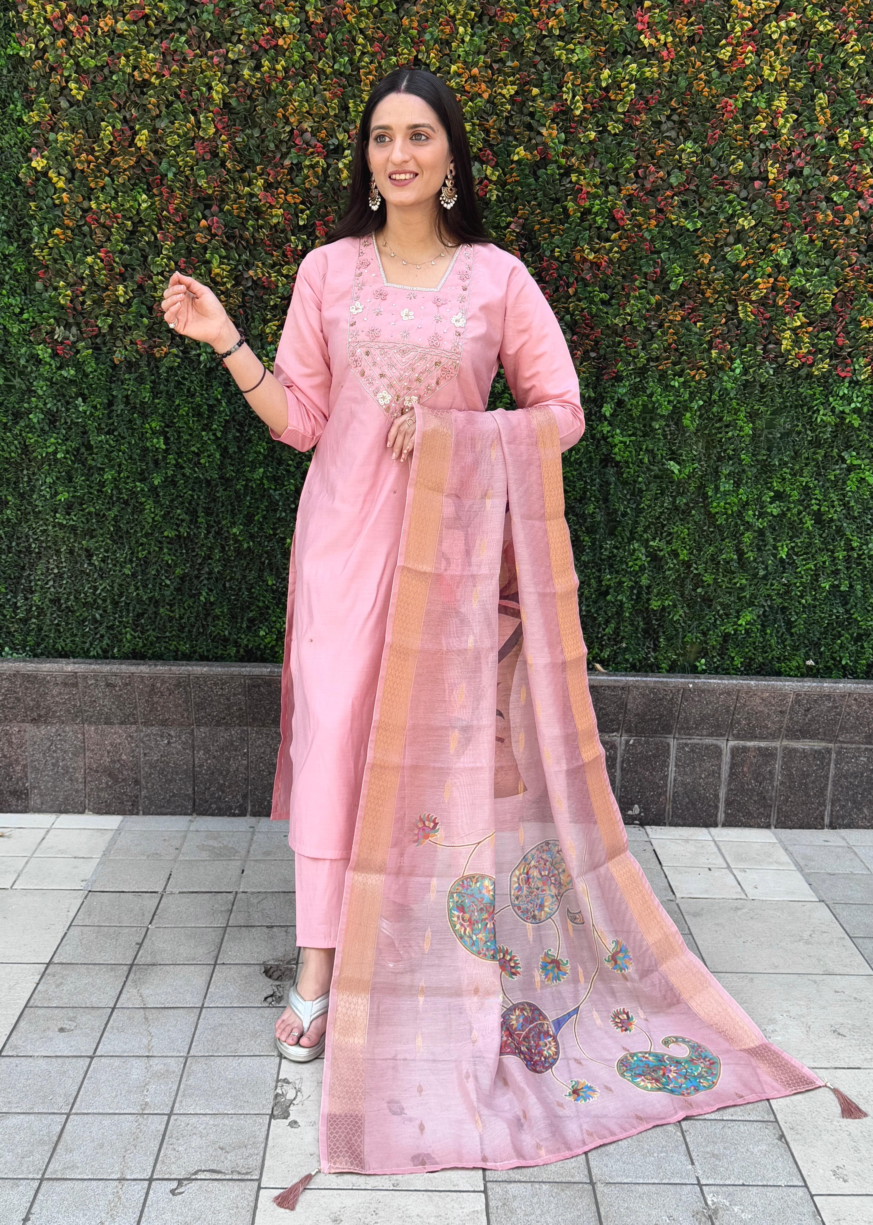 Vedant Vastram Kurta Pant Set With Dupatta Having Beautiful Handwork - Light Pink