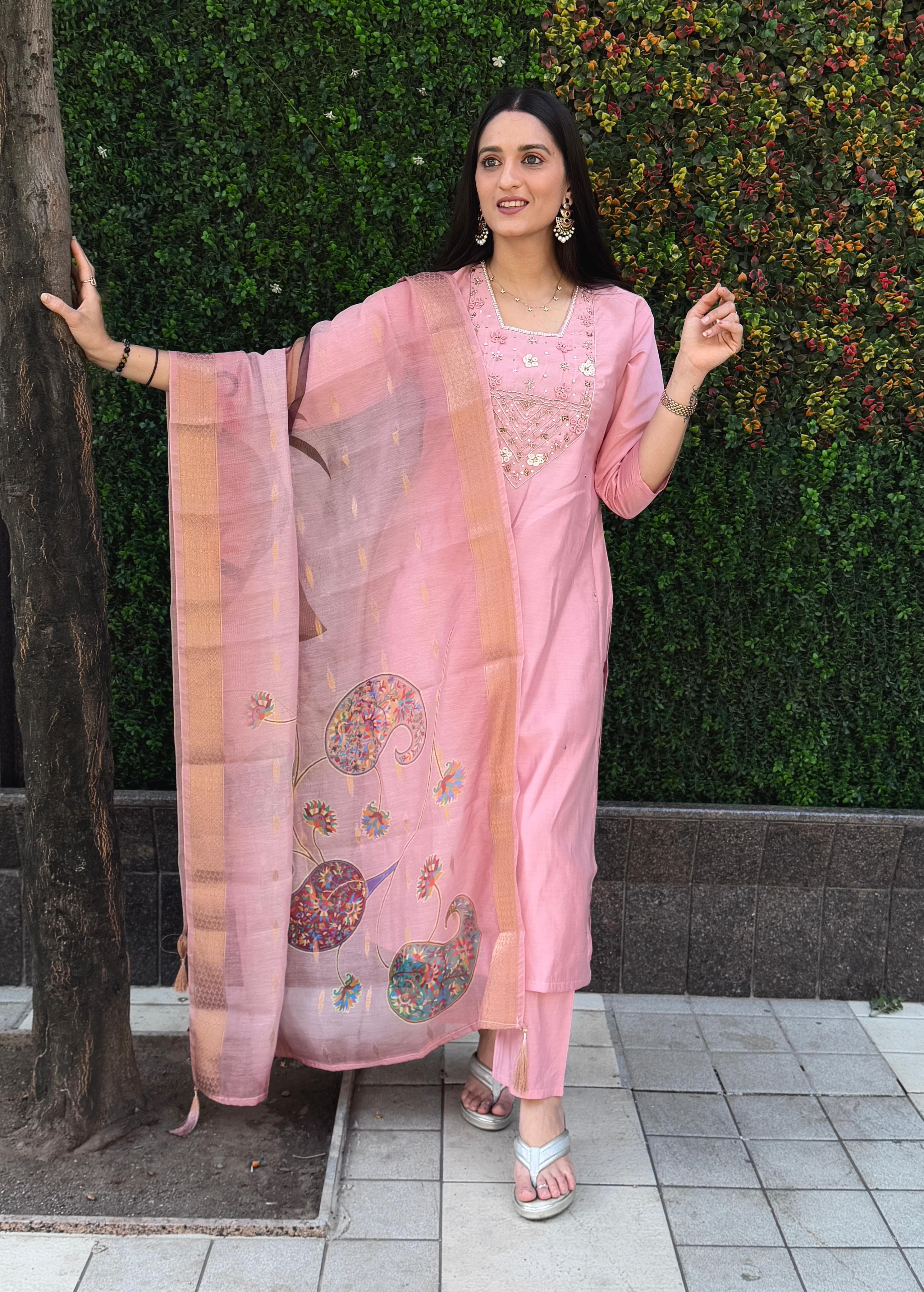 Vedant Vastram Kurta Pant Set With Dupatta Having Beautiful Handwork - Light Pink