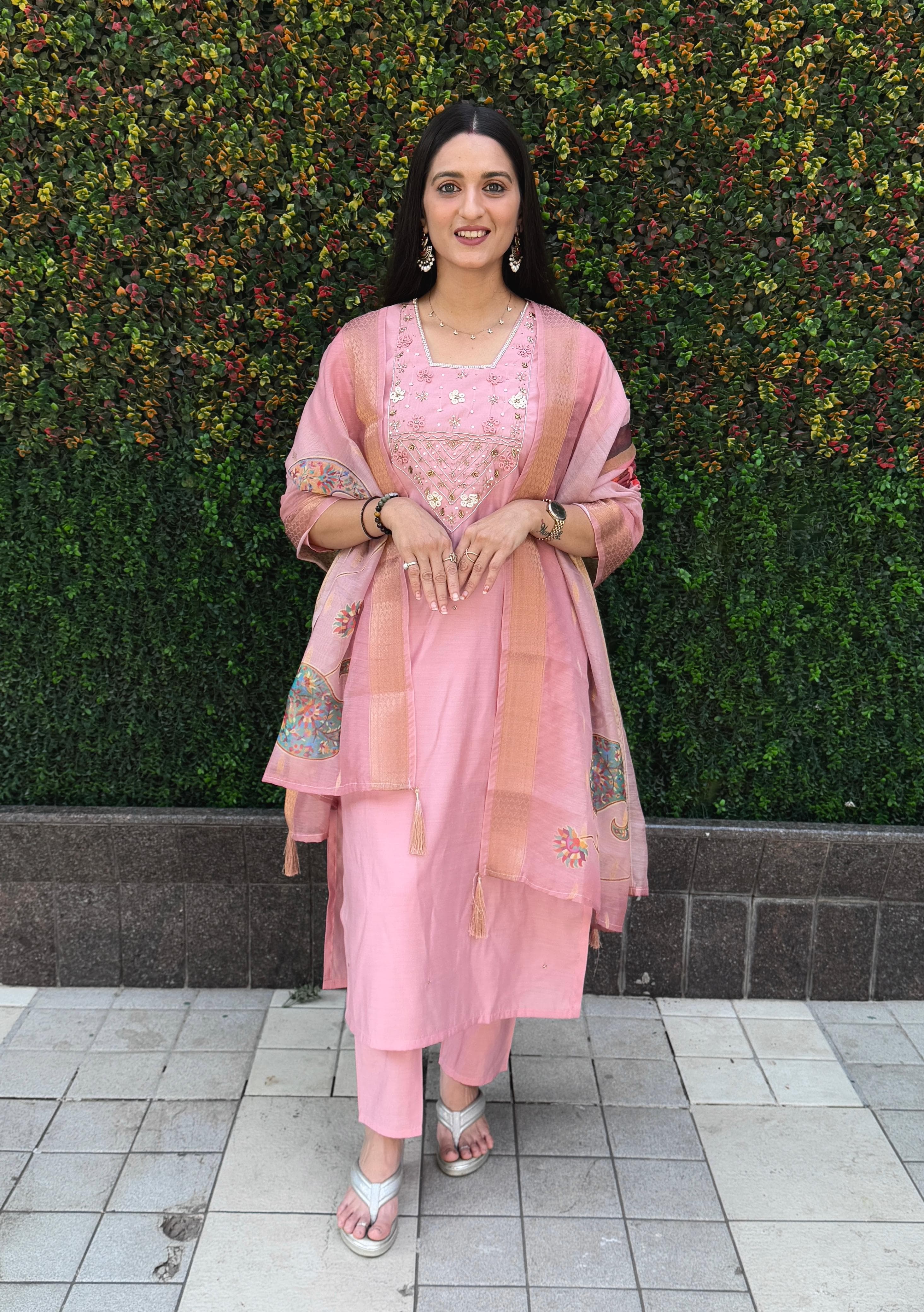Vedant Vastram Kurta Pant Set With Dupatta Having Beautiful Handwork - Light Pink