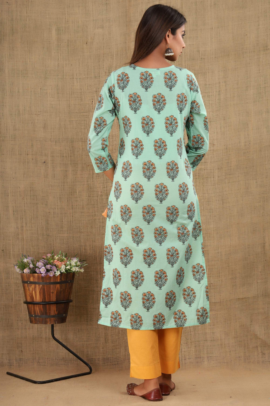 Kaajh Women's Green Booti Print Suit Set - Distacart