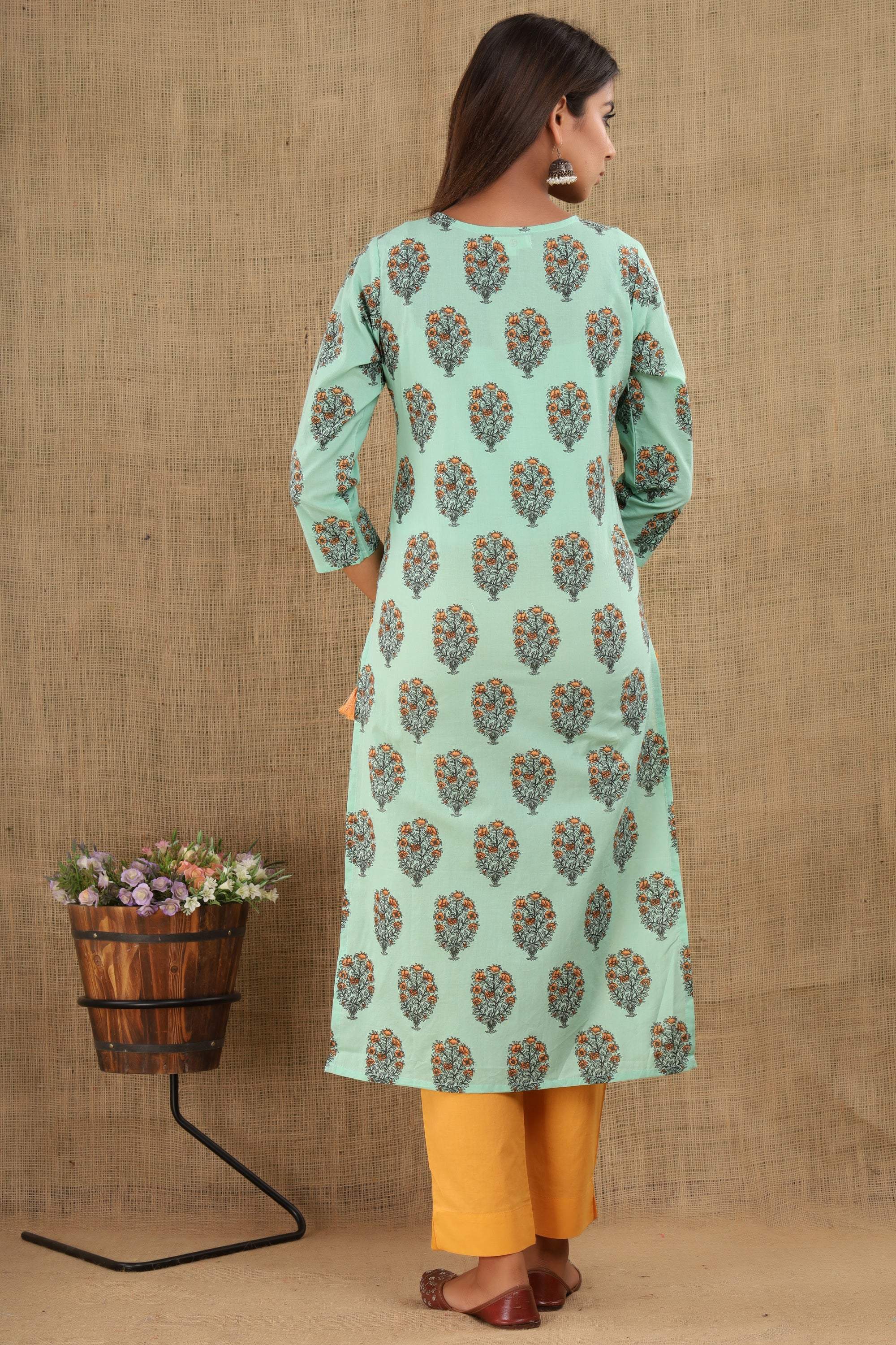 Kaajh Women's Green Booti Print Suit Set - Distacart