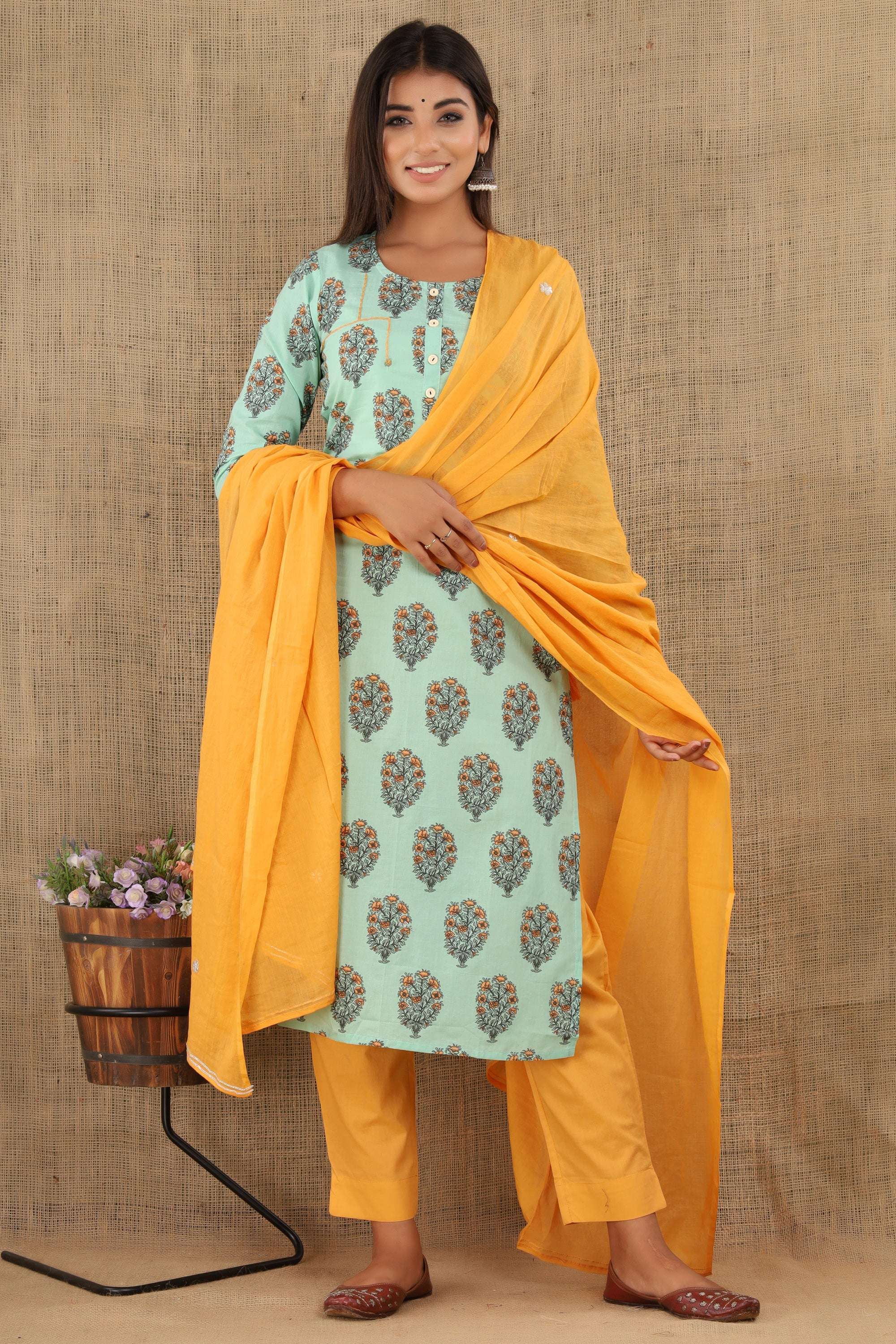 Kaajh Women's Green Booti Print Suit Set - Distacart