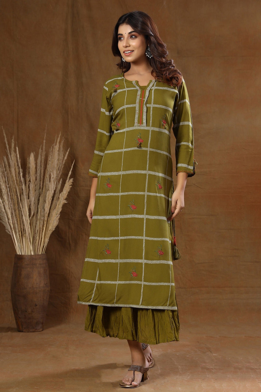 Kaajh Women's Green Embroidery Inner kurta - Distacart
