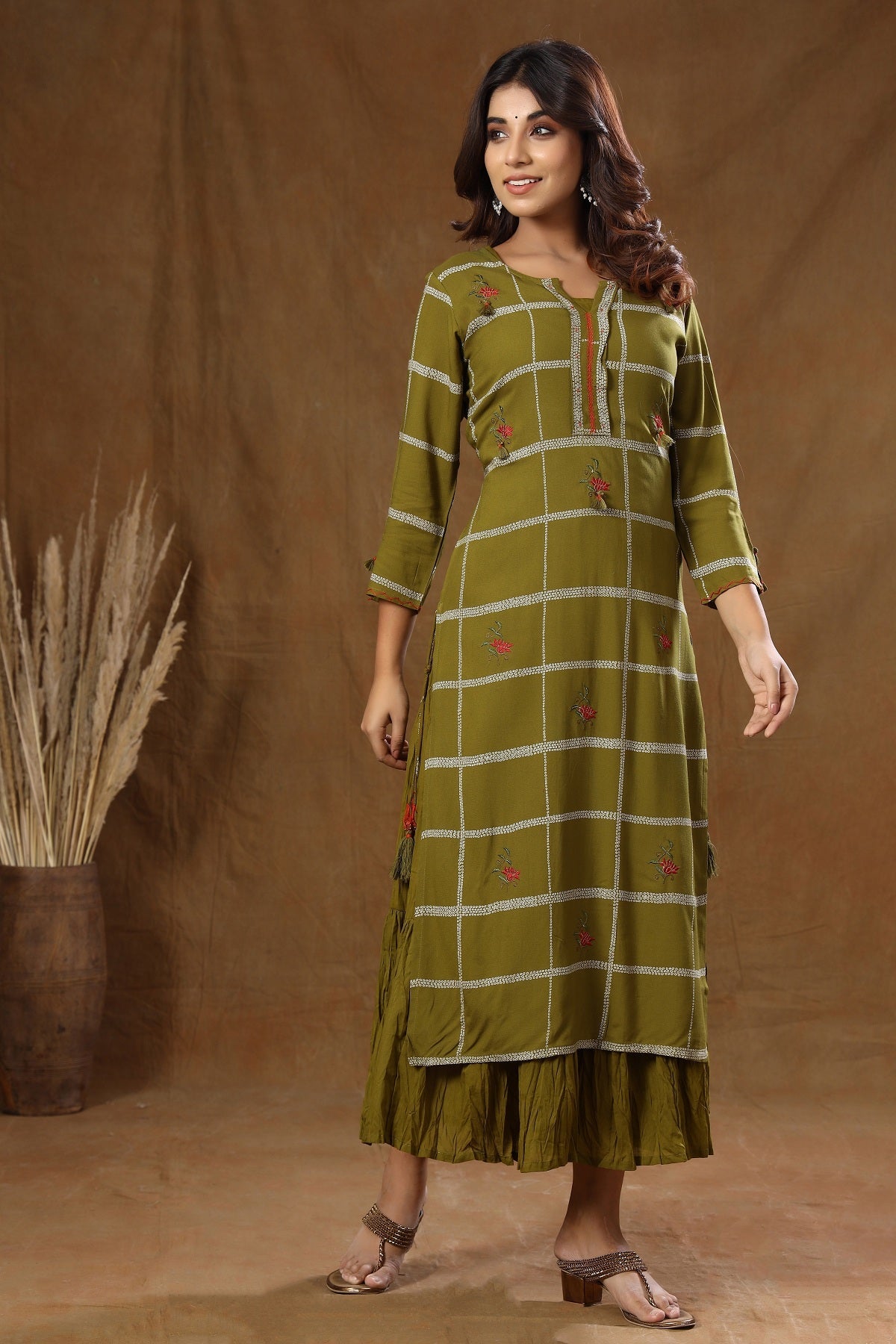 Kaajh Women's Green Embroidery Inner kurta - Distacart