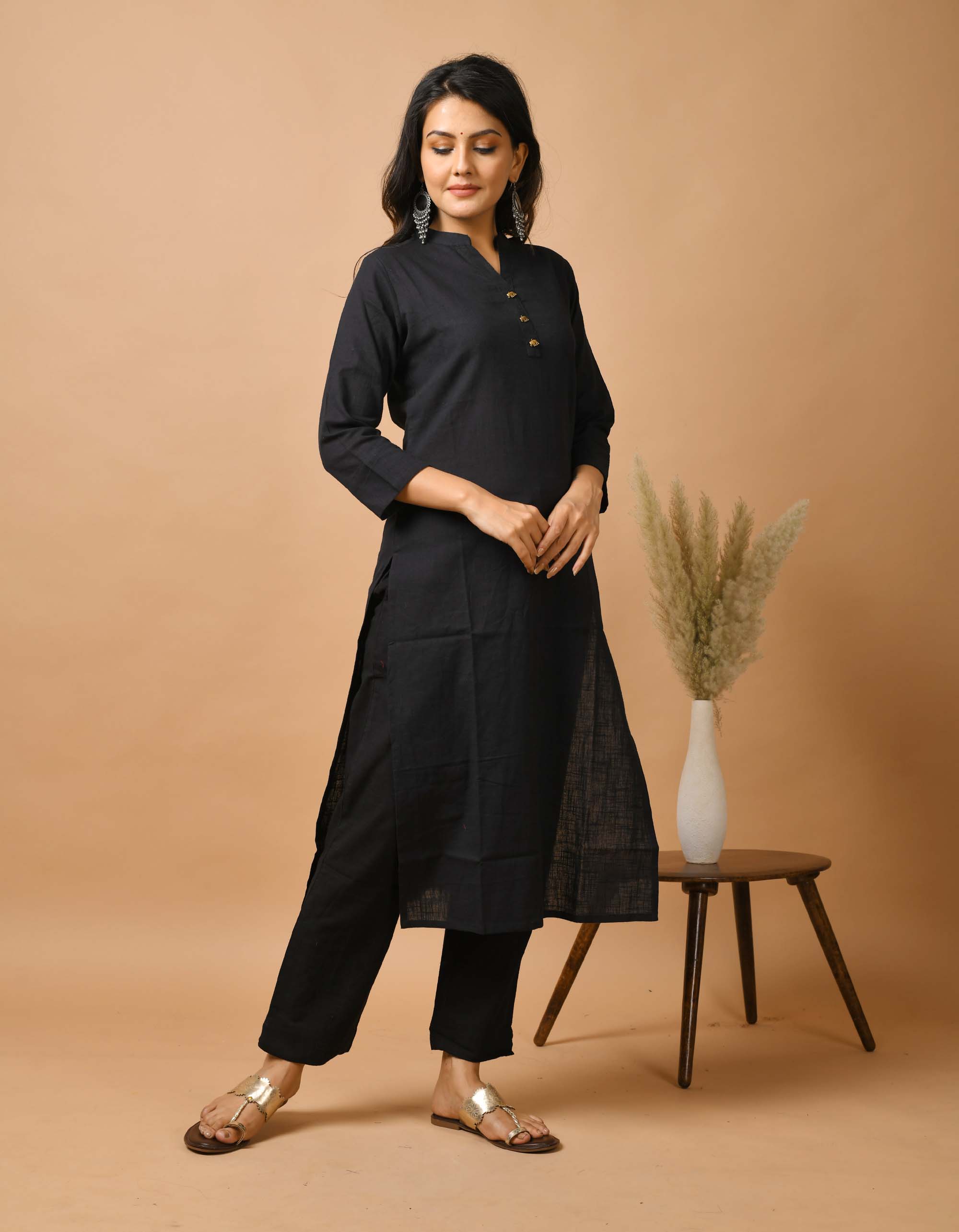 Kaajh Women's Black Solid Metal Embellishment Kurta - Distacart