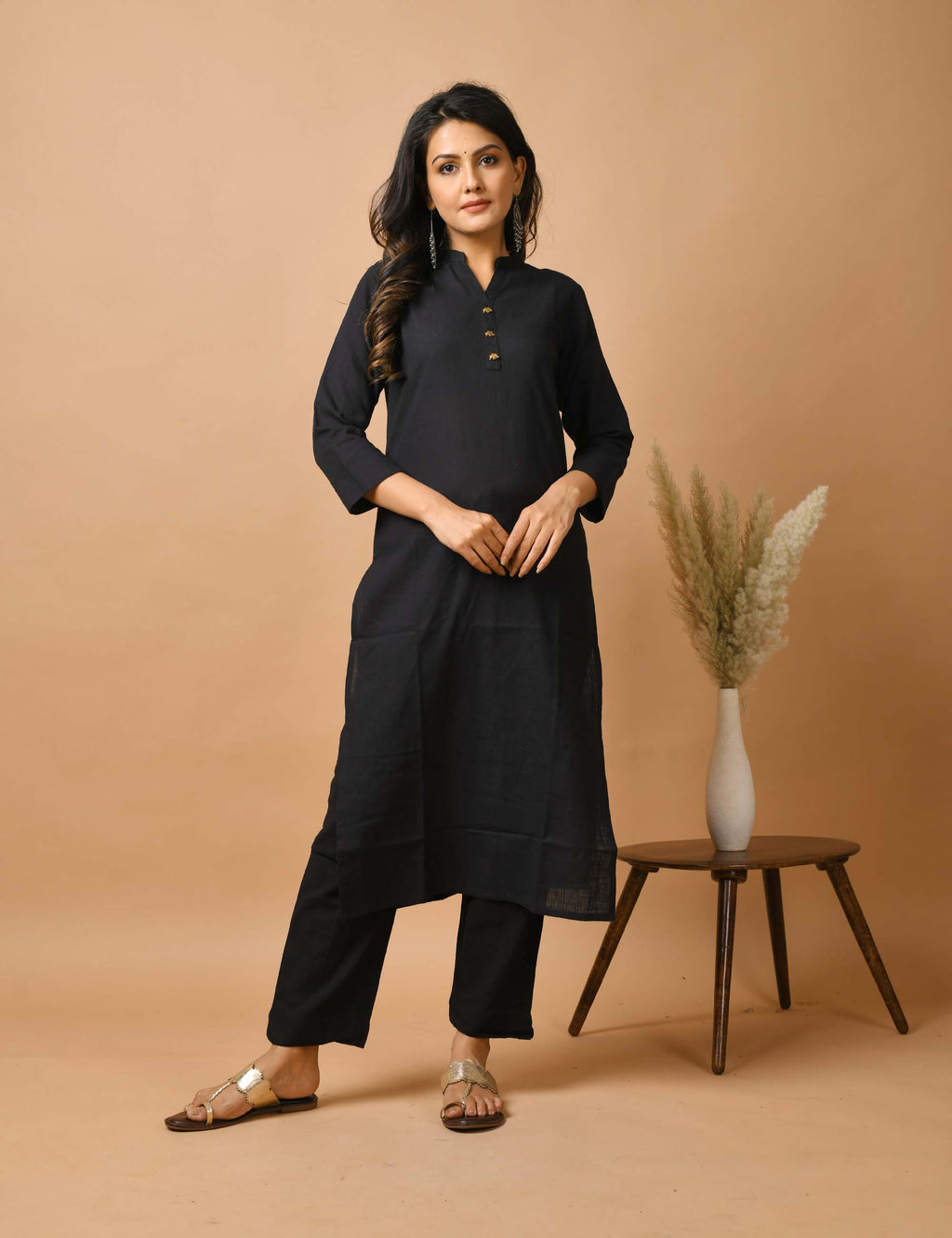 Kaajh Women's Black Solid Metal Embellishment Kurta - Distacart