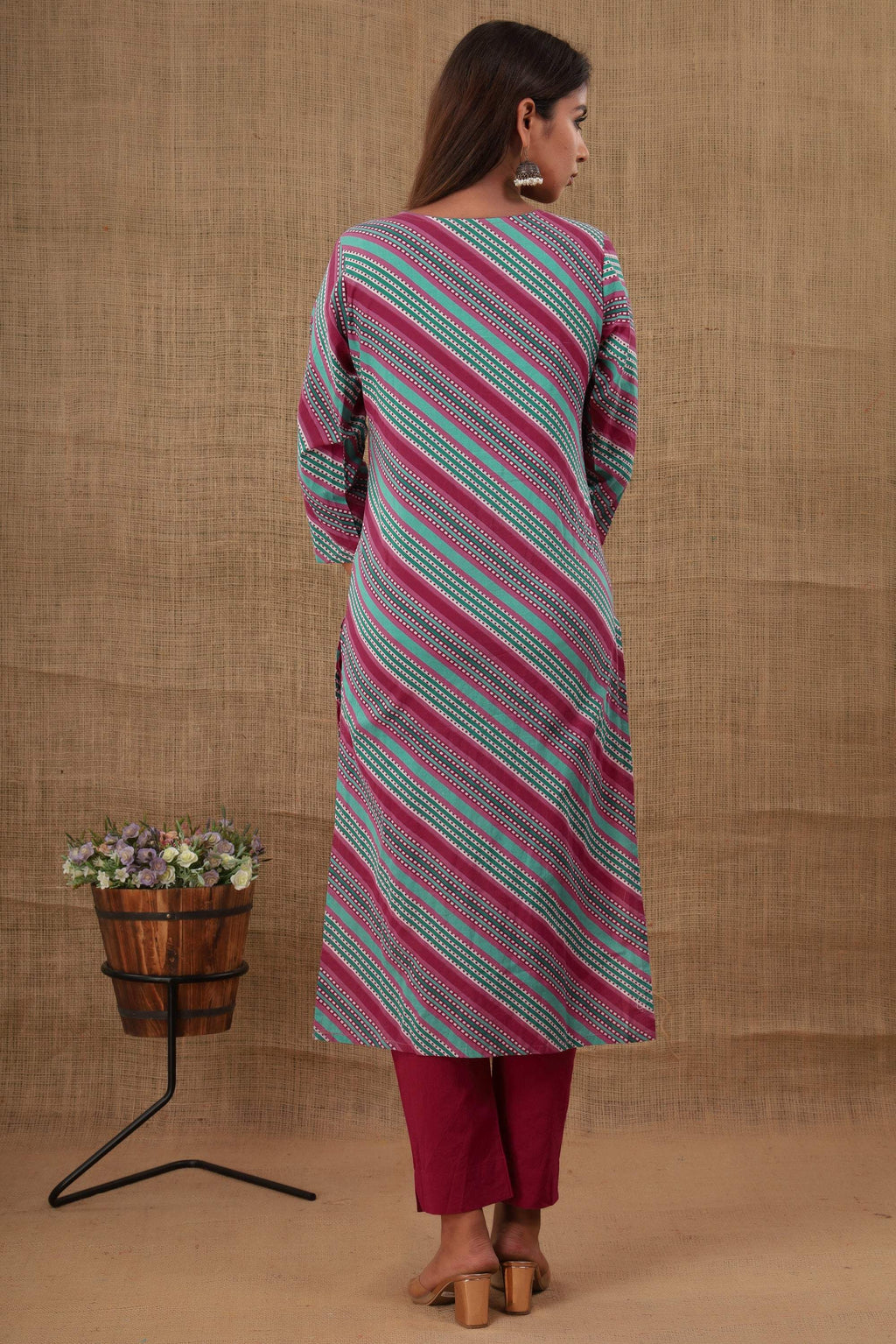Kaajh Women's Maroon Lahariya Cotton Kurta Pant Set - Distacart