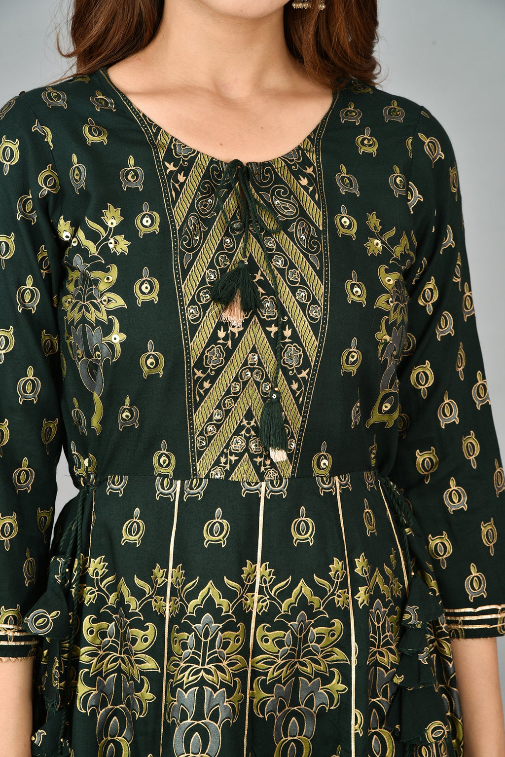 Kaajh Women's Green Gold Print Rayon Kurta - Distacart