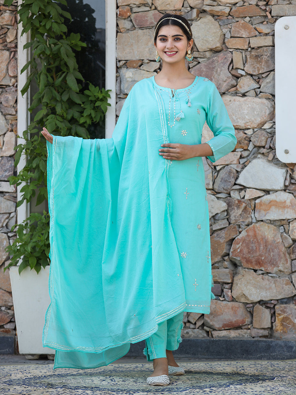 Kaajh Woman's Green Mirror Embellished Cotton Kurta Pant And Dupatta Set - Distacart