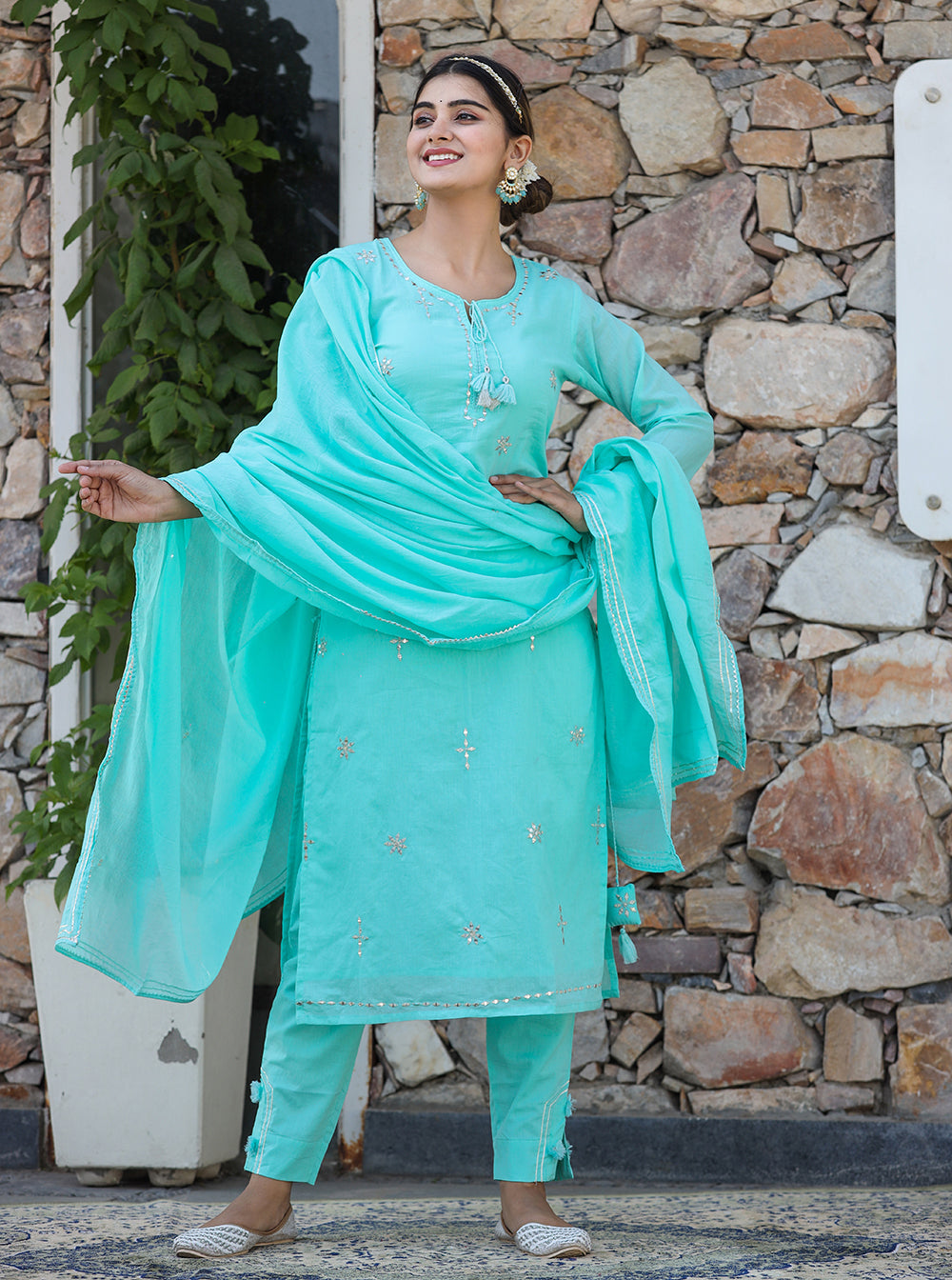 Kaajh Woman's Green Mirror Embellished Cotton Kurta Pant And Dupatta Set - Distacart