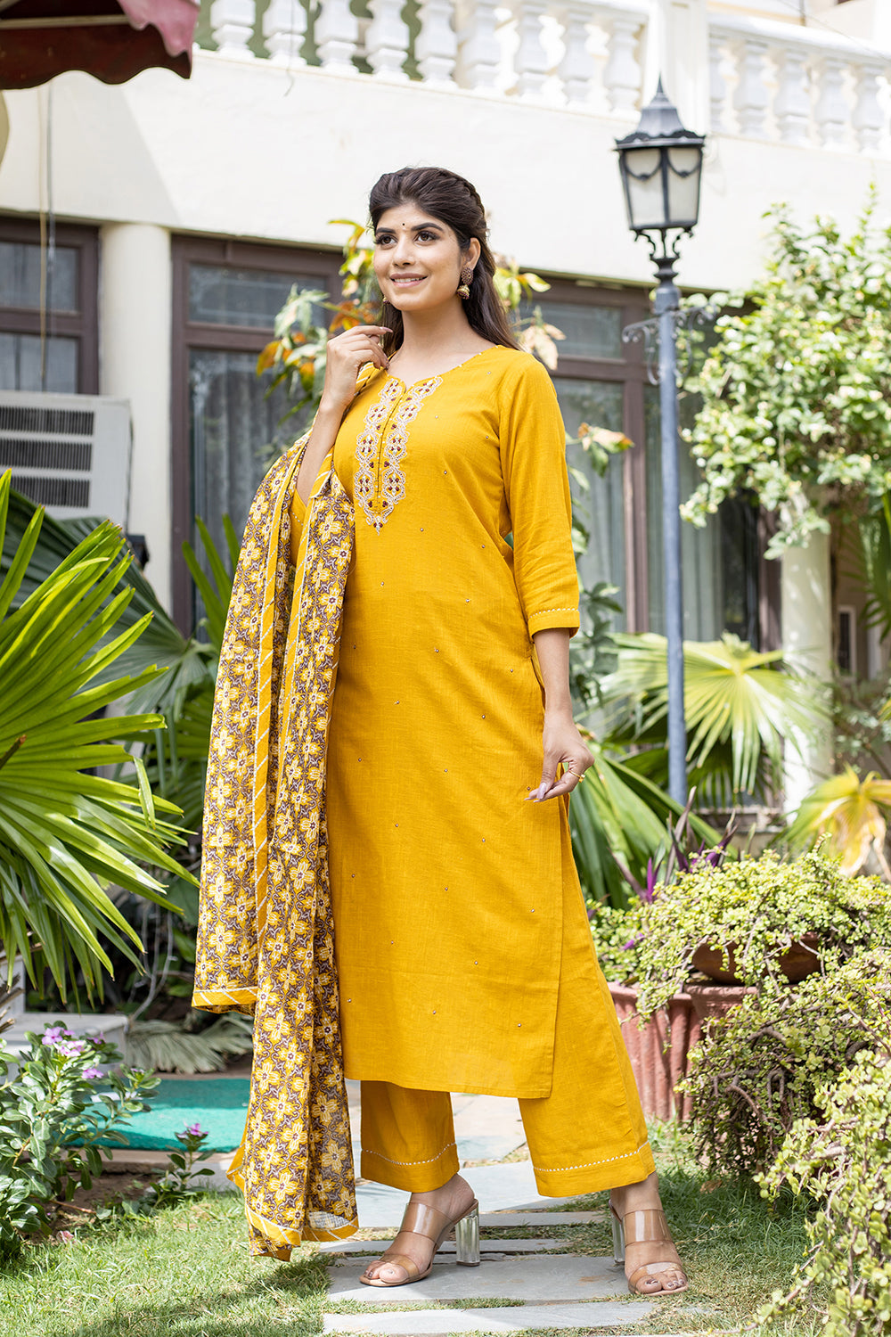 Kaajh Women's Yellow Zari Embroidery Kurta Pant Set With Dupatta - Distacart