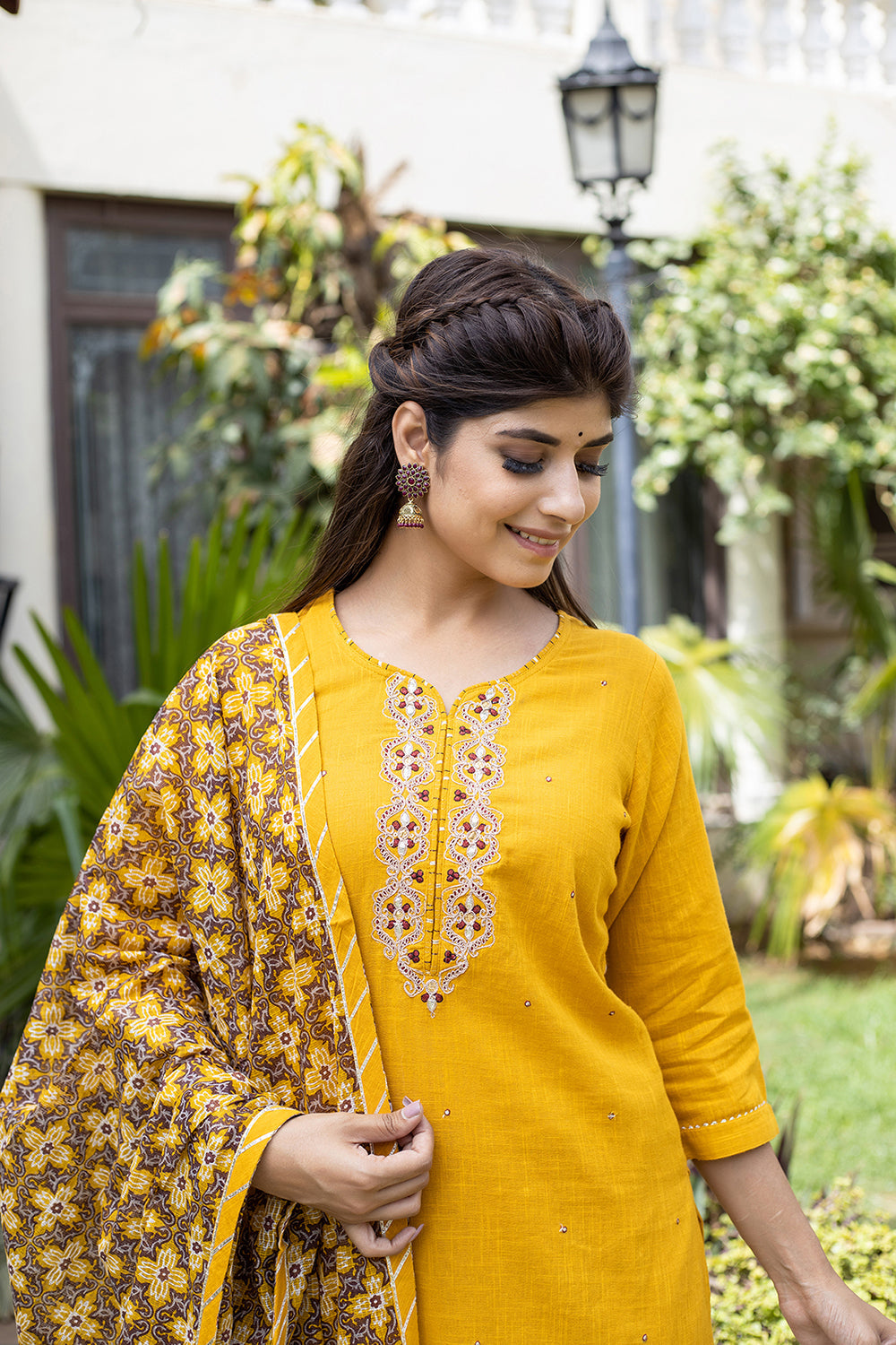 Kaajh Women's Yellow Zari Embroidery Kurta Pant Set With Dupatta - Distacart