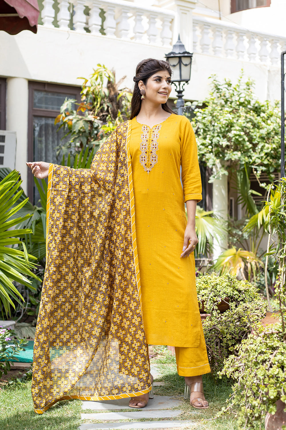 Kaajh Women's Yellow Zari Embroidery Kurta Pant Set With Dupatta - Distacart