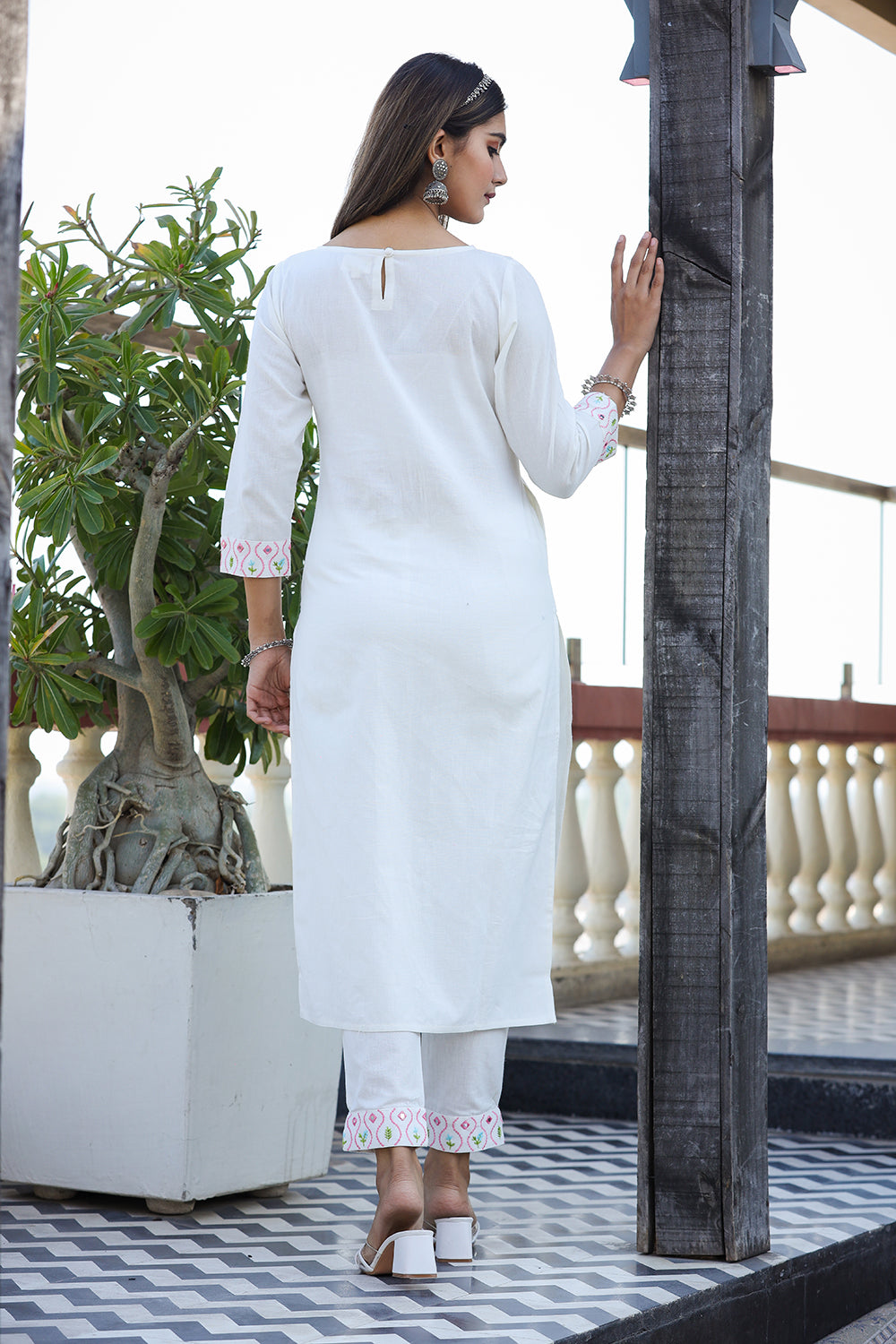Kaajh Women's White Embroidered Cotton Kurta Pant Set - Distacart