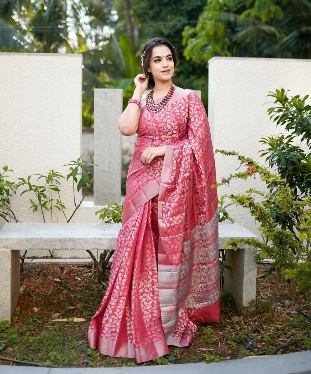 DEIANA'S Beautiful Designer Golden zari Soft Lichi Silk Saree - Pink
