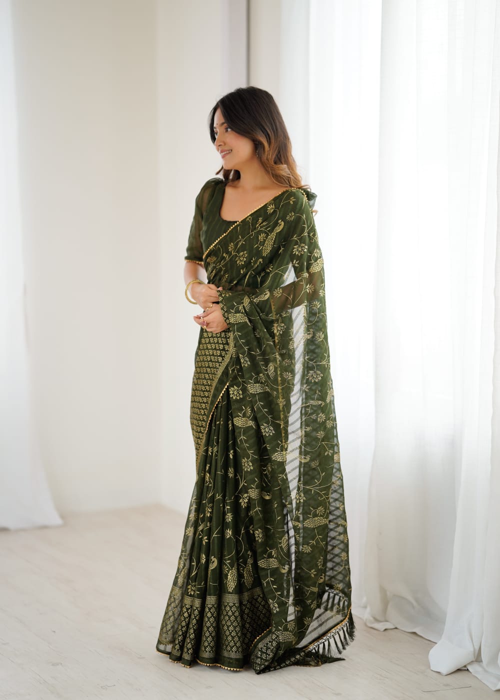 Lorenvalley Fashion Mehndi Solo Georgette Superb Finishing Foils Print & Fancy Zalar Lace in Border Saree with Blouse - Distacart
