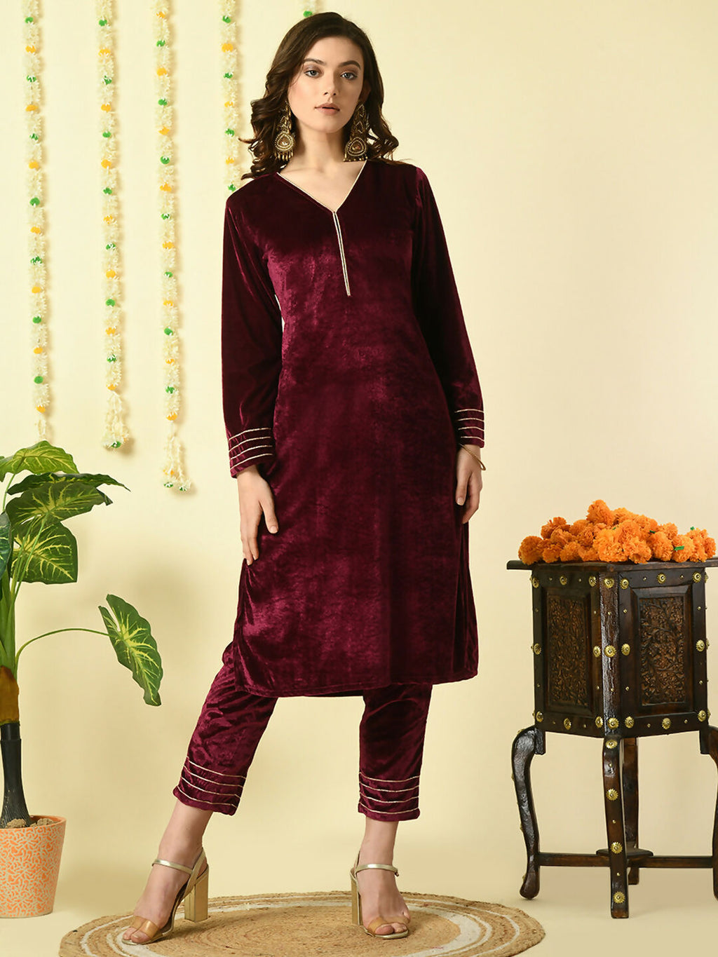 Myshka Women's Magenta Velvet Kurta With Trousers Party Sets