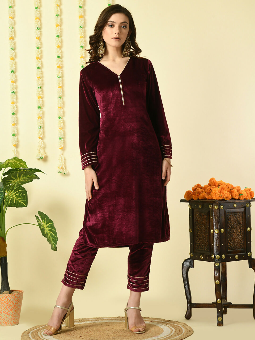 Myshka Women's Magenta Velvet Kurta With Trousers Party Sets