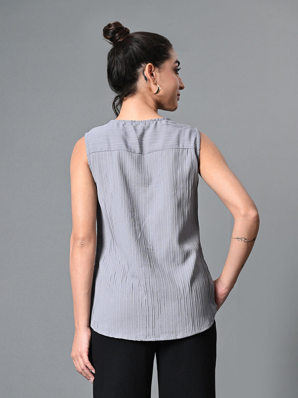 Myshka Women's Keyhole Neck Sleeveless Top in Grey Color