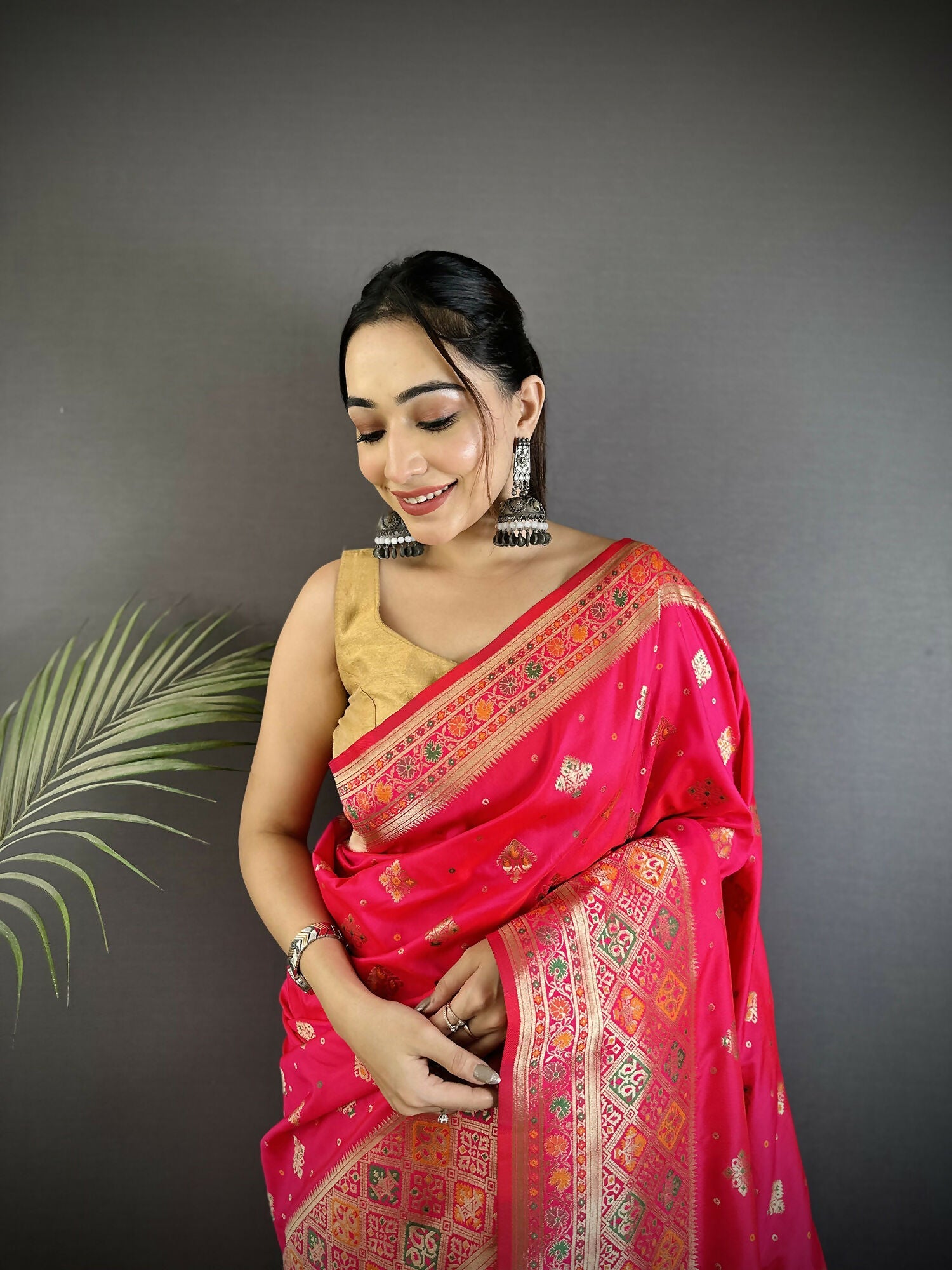Joban Fashion Coral Pink Geometric Pattern Soft Silk Patola Saree - Distacart