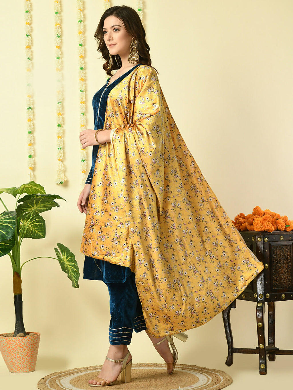 Myshka Women's Teal Velvet Kurta & Trousers With Dupatta Party Sets
