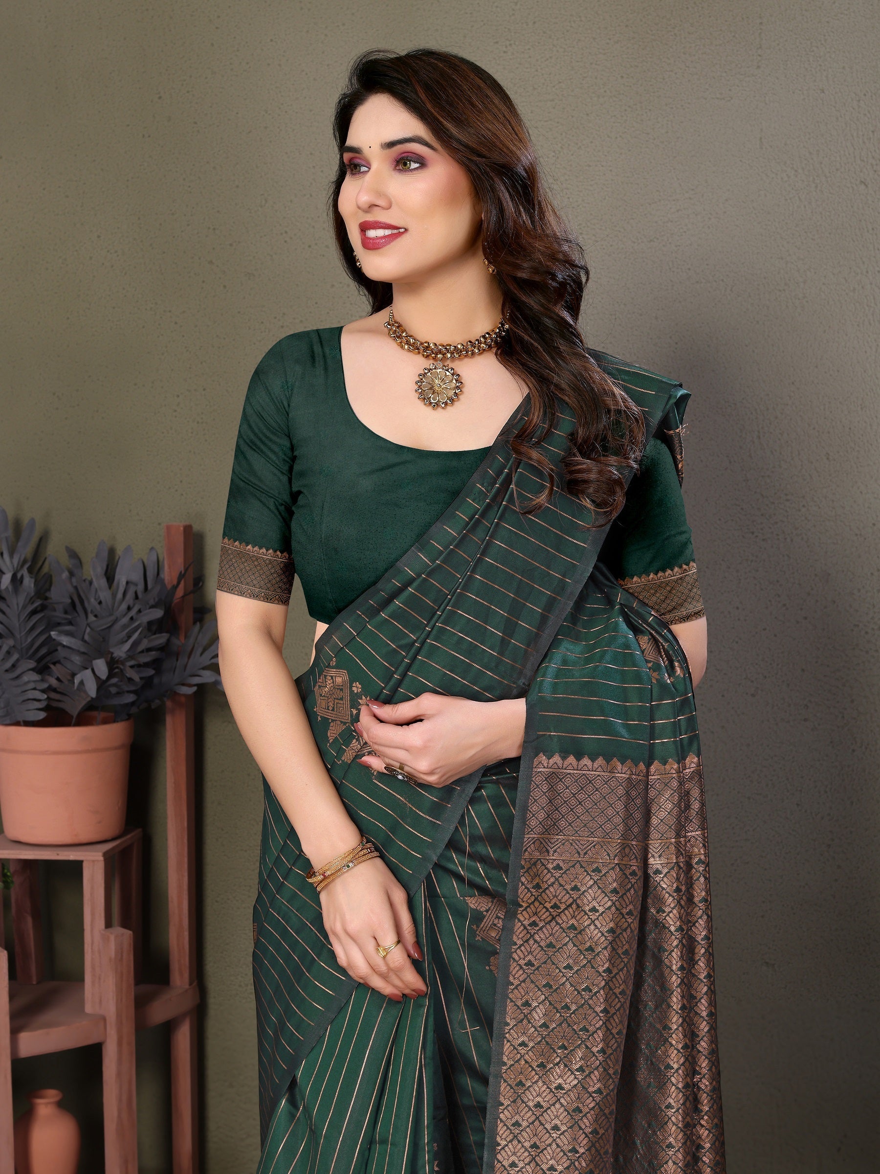 Vedant Vastram Litchi Silk Banarasi Silk Saree - Bottle Green - Distacart